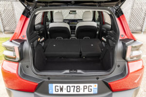Kofferraum mit umgeklappten Sitzen im Citroën ë-C3