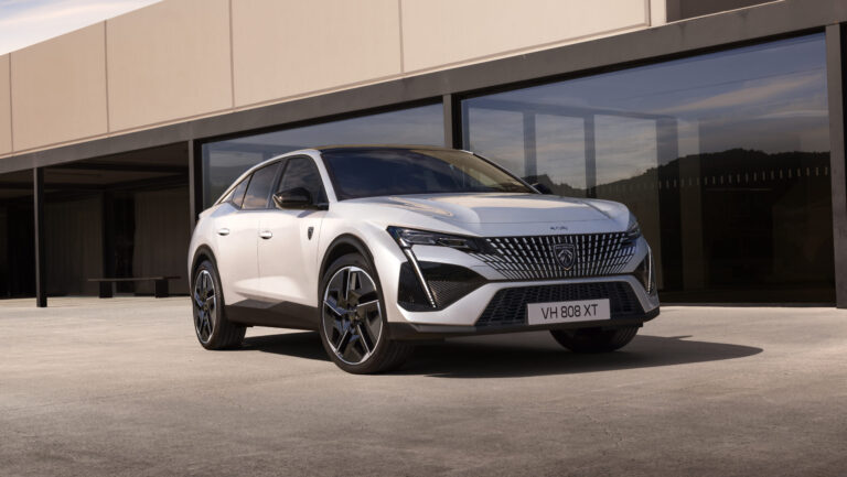 Der Peugeot e-408 von vorne rechts