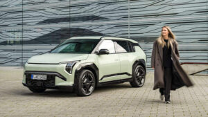 Der Kia EV3 GT-line in der Farbe Aventurin Grün