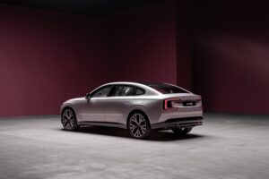 Der Volvo ES90 von hinten links
