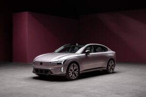 Der Volvo ES90 von vorne links