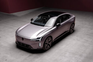 Der Volvo ES90 in der Farbe Aurora Silver