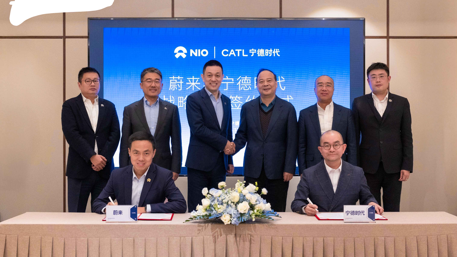 William Li Gründer und CEO von NIO und Dr. Robin Zeng, CEO von CATL bei der Unterzeichnung der Kooperation