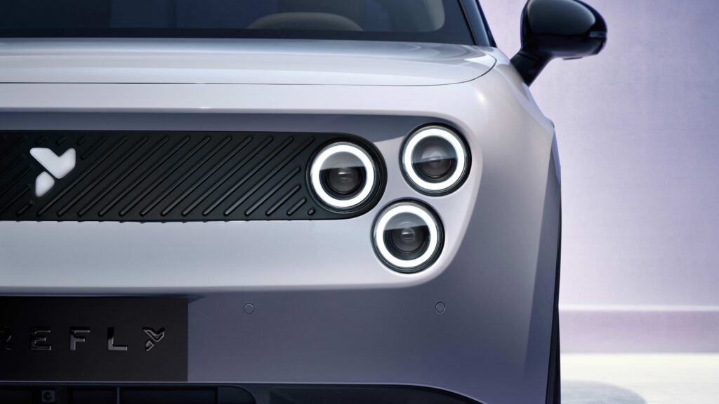 Die Front erinnert an den Honda E, die Scheinwerfer des Firefly