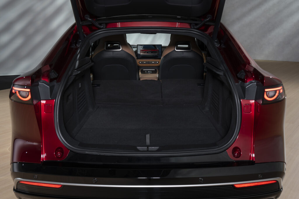 Kofferraum mit umgeklappten Sitzen im Mazda 6e