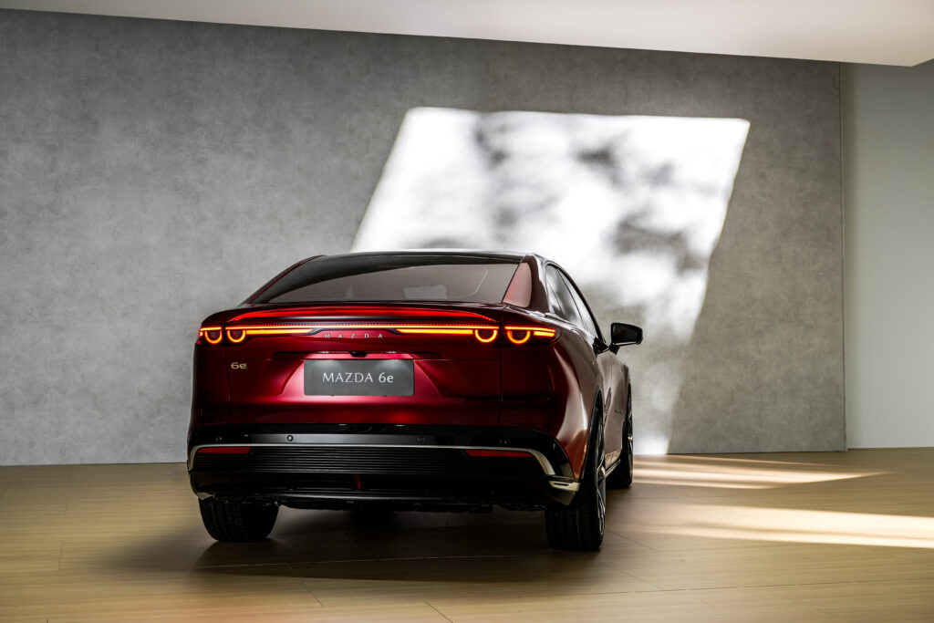Heckansicht vom Mazda 6e