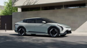 Rechte Seite der Kia EV4 Limousine