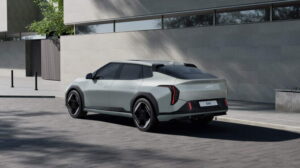 Die Kia EV4 Limousine von hinten links
