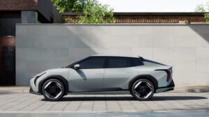 Seitenansicht der Kia EV4 Limousine