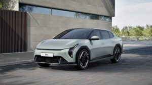 Der Kia EV4 Limousine in der Farbe Hellgrau