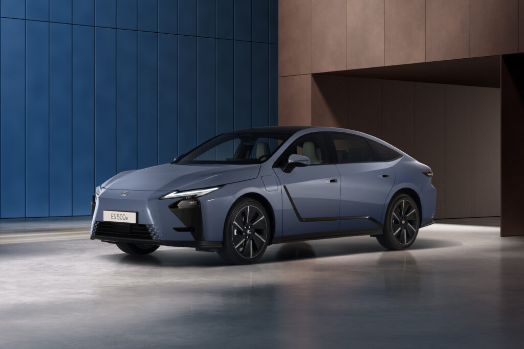 Der Lexus ES 500e in der Farbe Grau