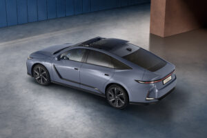 Geöffnetes Panoramadach beim Lexus ES 500e