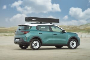 Seitenansicht vom Opel Frontera mit Dachzelt