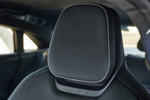 Kontrast-Nähte an den Sitzen im Lucid Air Sapphire