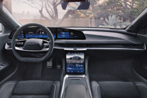 Cockpit mit 34-Zoll-Bildschirm im Lucid Air Sapphire