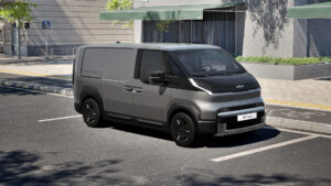 Der Kia PV5 Cargo in der Farbe Stahlgrau Metallic