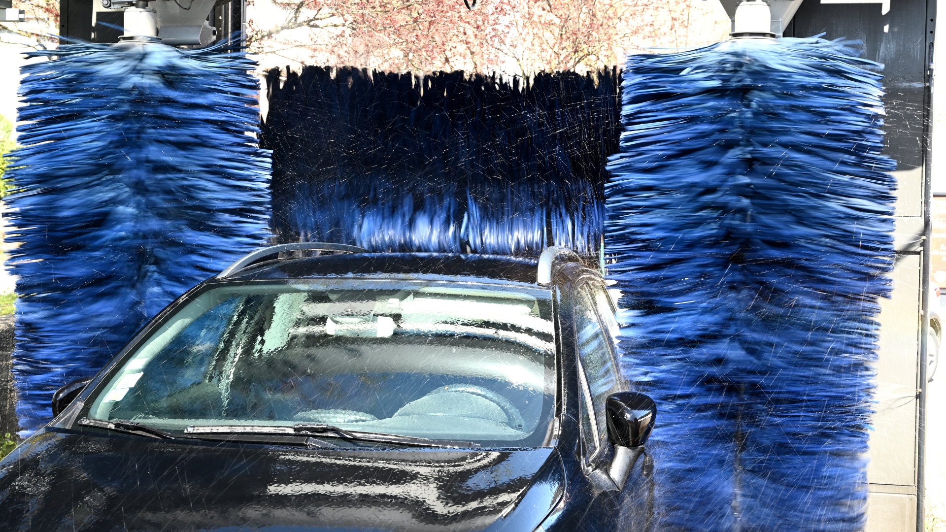E-Auto in der Waschanlage
