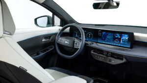 Lenkrad und Bildschirme im Nissan Leaf (2025)