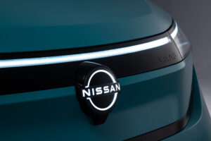 Beleuchtetes Logo an der Front vom Nissan Leaf (2025)
