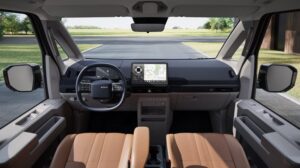 Cockpit mit Lenkrad und Bildschirm im Kia PV5 Passenger