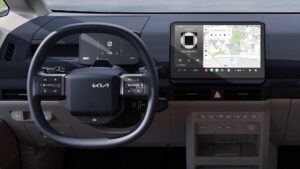 Bildschirm und Multifunktionslenkrad im Kia PV5 Passenger