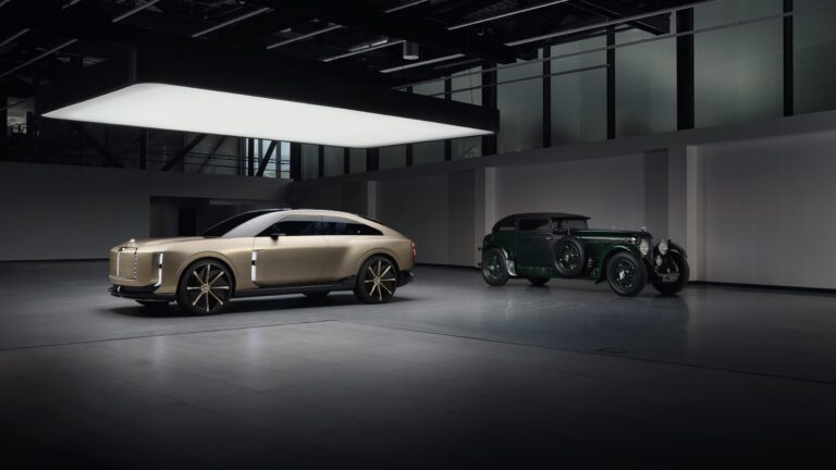 Seitliche Front vom Heck vom Bentley EXP 15 und Speed Six