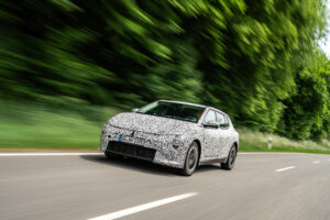 Front vom getarnten Kia EV4 beim Ausdauertest
