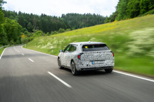 Heck vom getarnten Kia EV4 beim Ausdauertest