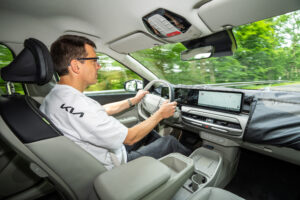 Stephan Hoferer im Kia EV4