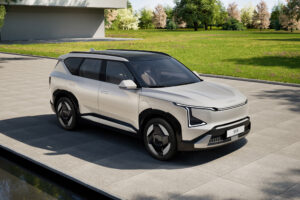 Der Kia EV5 von vorne rechts