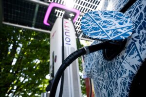 Geöffnete Ladeklappe beim Mercedes-Benz VLE