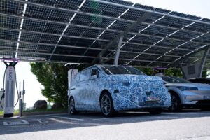 Der Mercedes-Benz VLE an der IONITY-Ladesäule