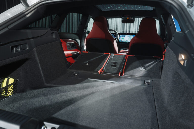 Umgeklappte Rücksitze im Kofferraum beim Mercedes CLA Shooting Brake