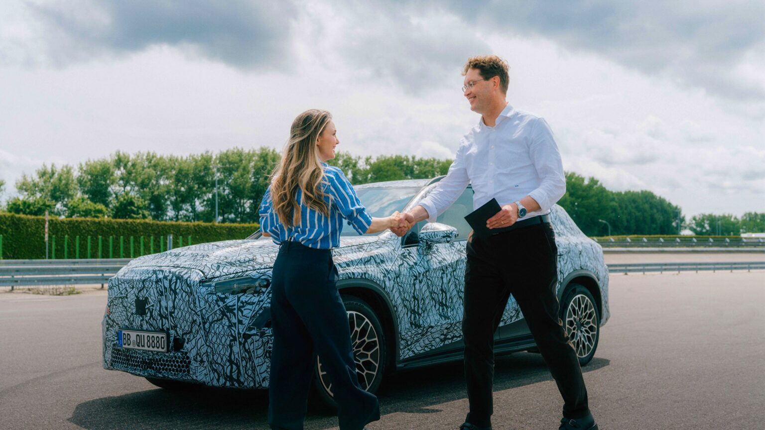Mercedes-Benz CEO Ola Källenius testet mit Moderatorin Sarah Harman den elektrischen GLC