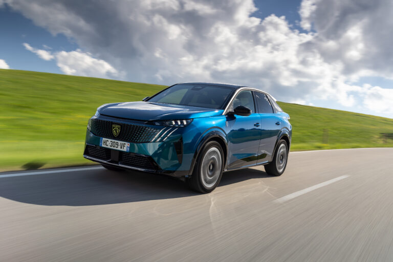 Front vom Peugeot E-3008 Dual-Motor 325 in der Farbe Obsession Blau Metallic