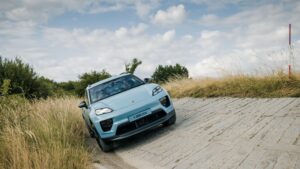 Porsche Macan auf der Teststrecke im Werk Leipzig