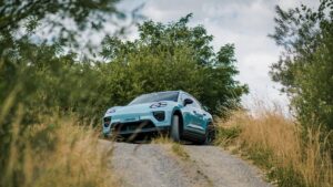 Porsche Macan auf der Teststrecke im Werk Leipzig