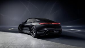 Heckansicht der Porsche Taycan 4S Black Edition