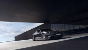 Der Porsche Taycan 4S Black Edition von vorne rechts