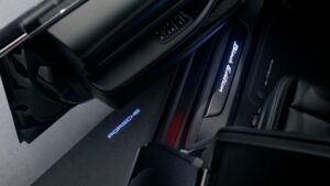 Details und gebürstete Einstiegsleisten beim Porsche Taycan 4S Black Edition