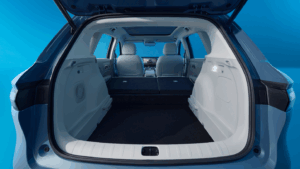 Ansicht vom Kofferraum bei umgeklappten Sitzen im Leapmotor B10