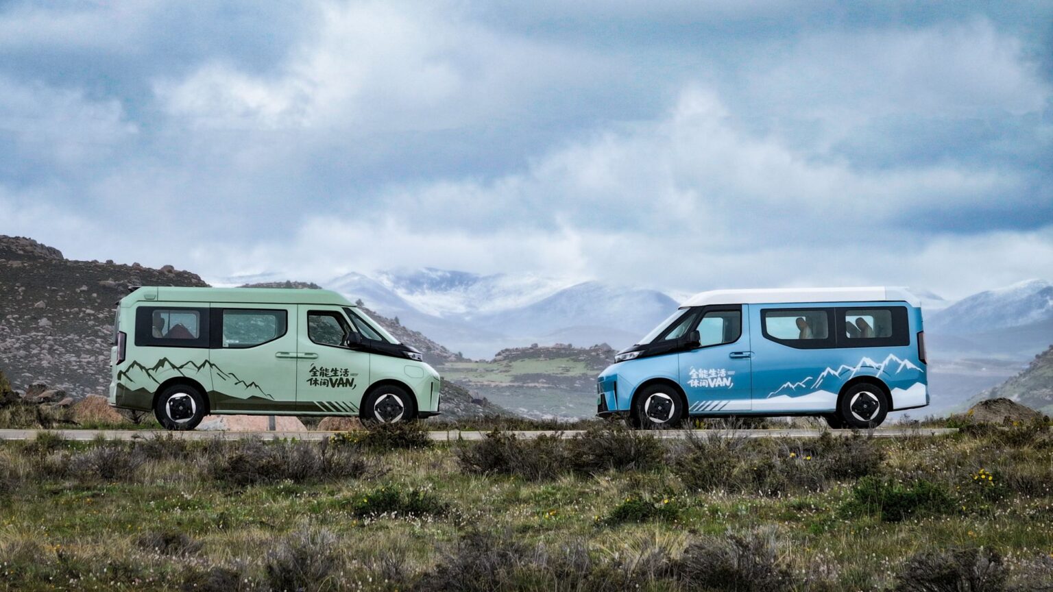 Der Farizon X-Van in den Farben Grün und Blau