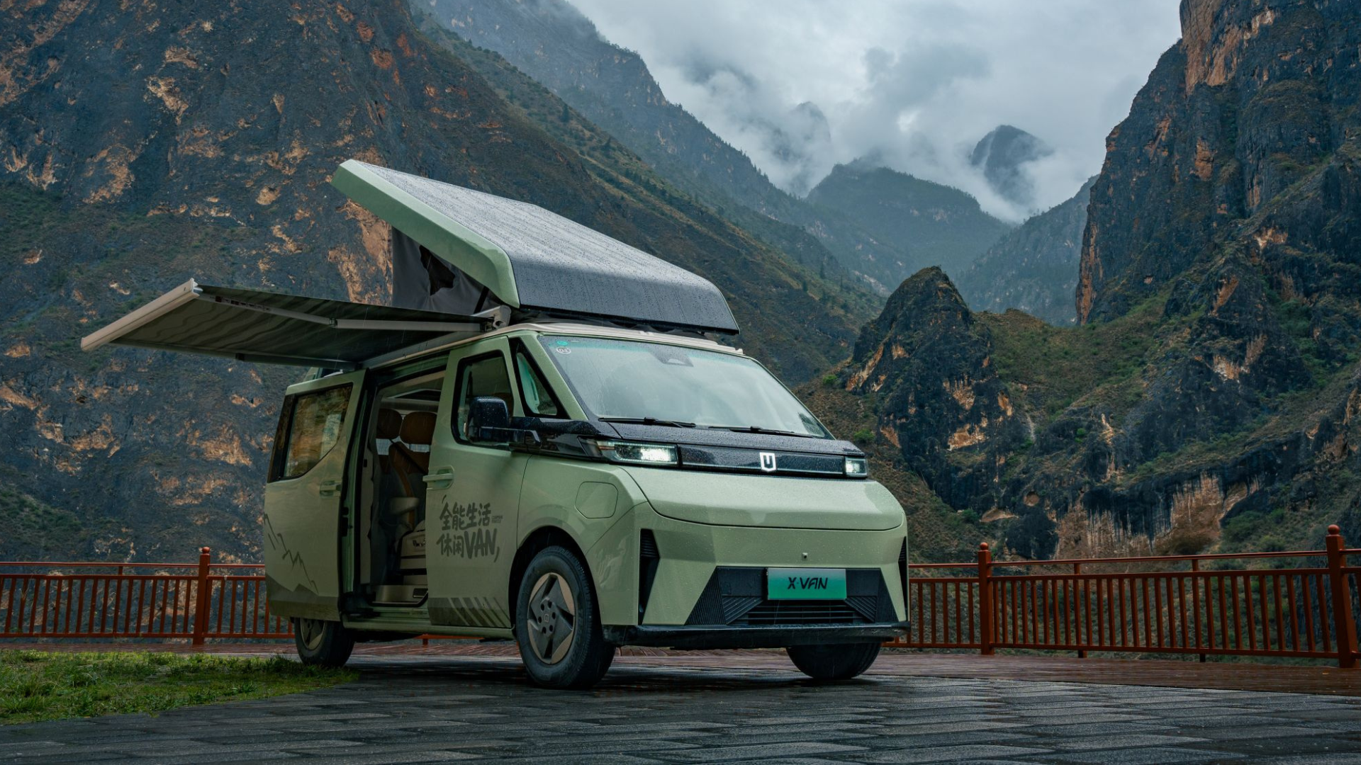 Der Campingbus Farizon X-Van mit aufgeklappten Dach und Markise.