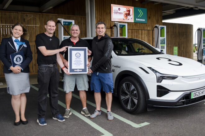 Sam Clarke, Kevin Booker und Richard Parker vor dem Polestar 3 mit der Urkunde zum Guinness-Weltrekord für höchste Reichweite mit nur einer Ladung