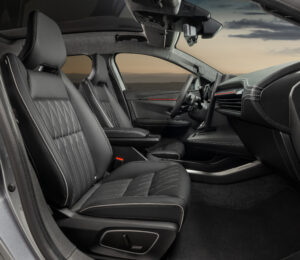 Seitenansicht vom Cockpit im Mitsubishi Eclipse Cross