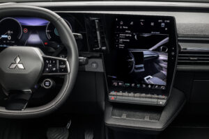 Lenkrad und Infotainment-Bildschirm im Mitsubishi Eclipse Cross