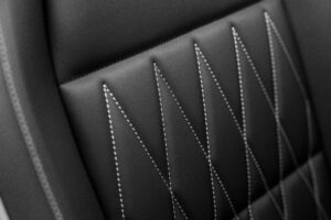 Details wie Nähte an den Sitzen vom Mitsubishi Eclipse Cross