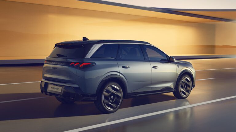 Der Peugeot E-5008 von hinten rechts