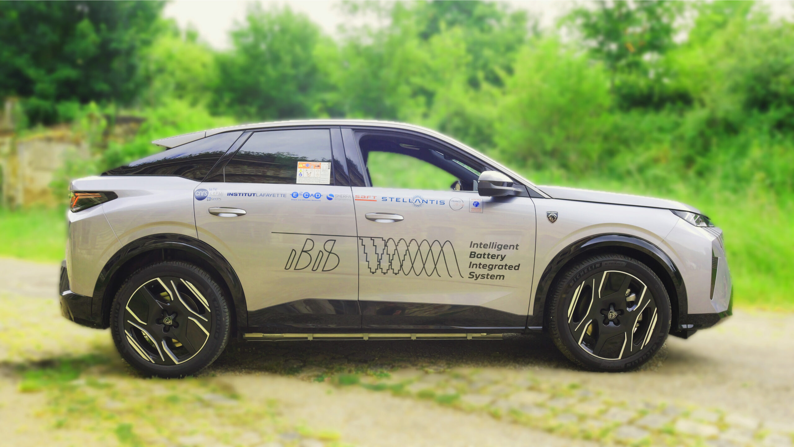 Seitenansicht vom Peugeot E-3008 Prototyp mit Wechselstrombatterie IBIS