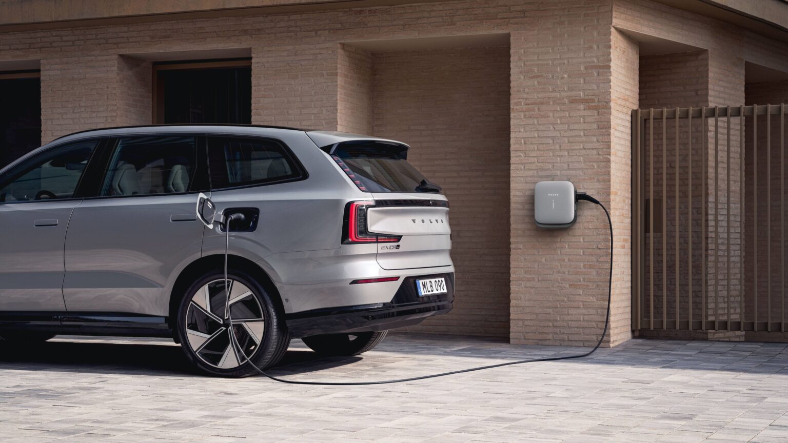 Der Volvo EX90 Modelljahr 2026 beim Aufladen an der Wallbox